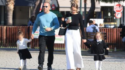 Ο Μιχάλης Ζαμπίδης και η Μαρία Ντάσιου με τις κόρες τους στην παιδική χαρά