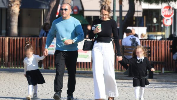 Ο Μιχάλης Ζαμπίδης και η Μαρία Ντάσιου με τις κόρες τους στην παιδική χαρά