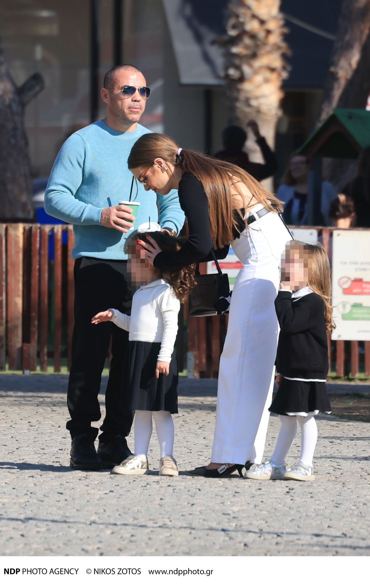 Ο Μιχάλης Ζαμπίδης και η Μαρία Ντάσιου με τις κόρες τους στην παιδική χαρά