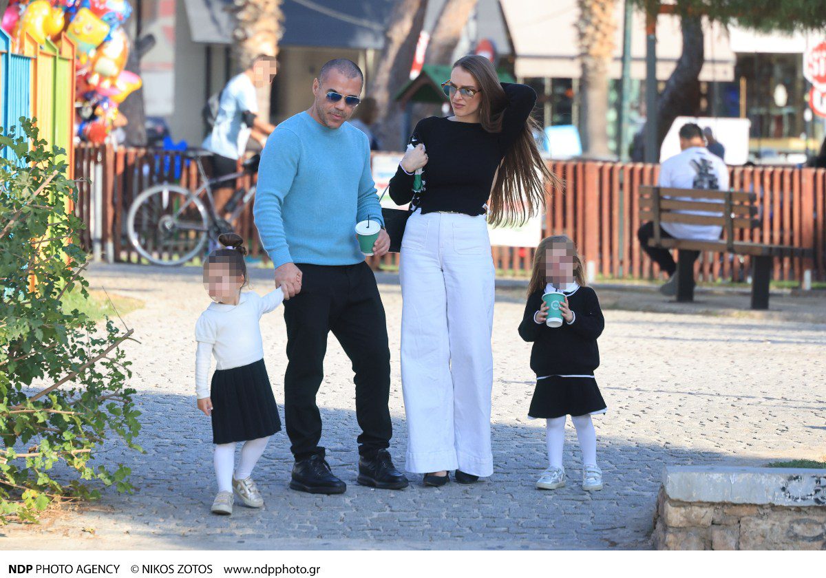 Ζαμπίδης: Με εξώπλατο και χαμηλά τακούνια η σύζυγός του - Φωτογραφίες από την παιδική χαρά με τις κόρες τους