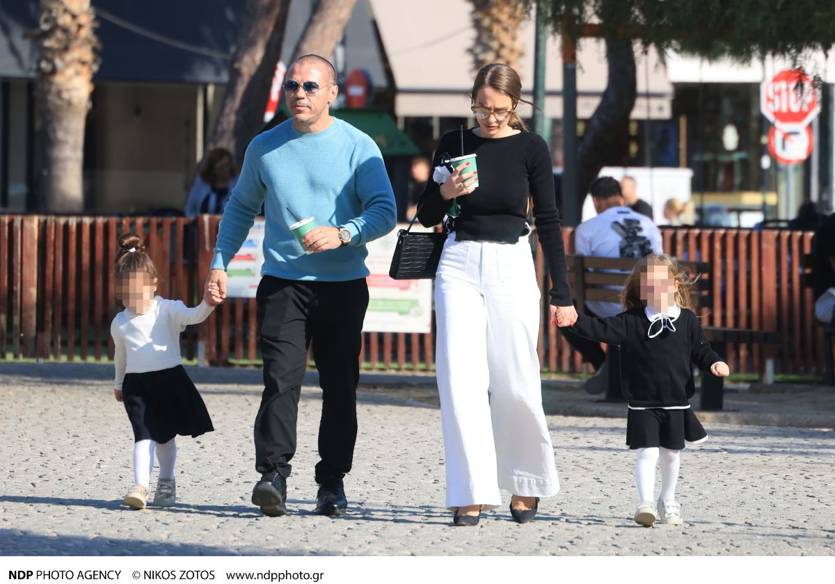 Ζαμπίδης: Με εξώπλατο και χαμηλά τακούνια η σύζυγός του - Φωτογραφίες από την παιδική χαρά με τις κόρες τους