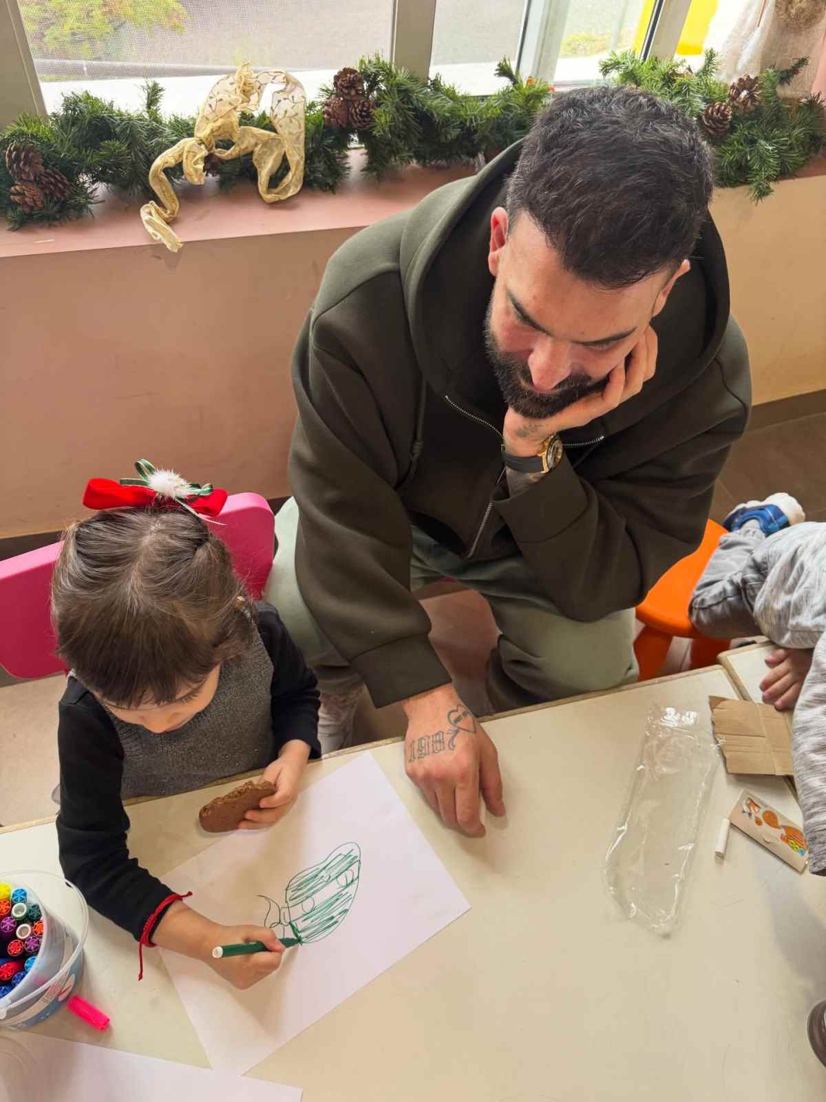 Αλεξάνδρου: Επισκέφτηκε τη Μονάδα Προστασίας Παιδιού στην Πεντέλη - «Ό,τι καλύτερο έκανα το 2025»