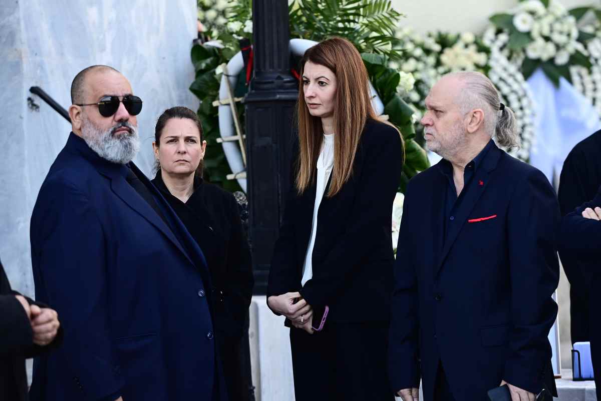 Βαγγέλης Μαρινάκης: Σε κλίμα συγκίνησης η κηδεία της μητέρας του, Ειρήνης (Φωτογραφίες)