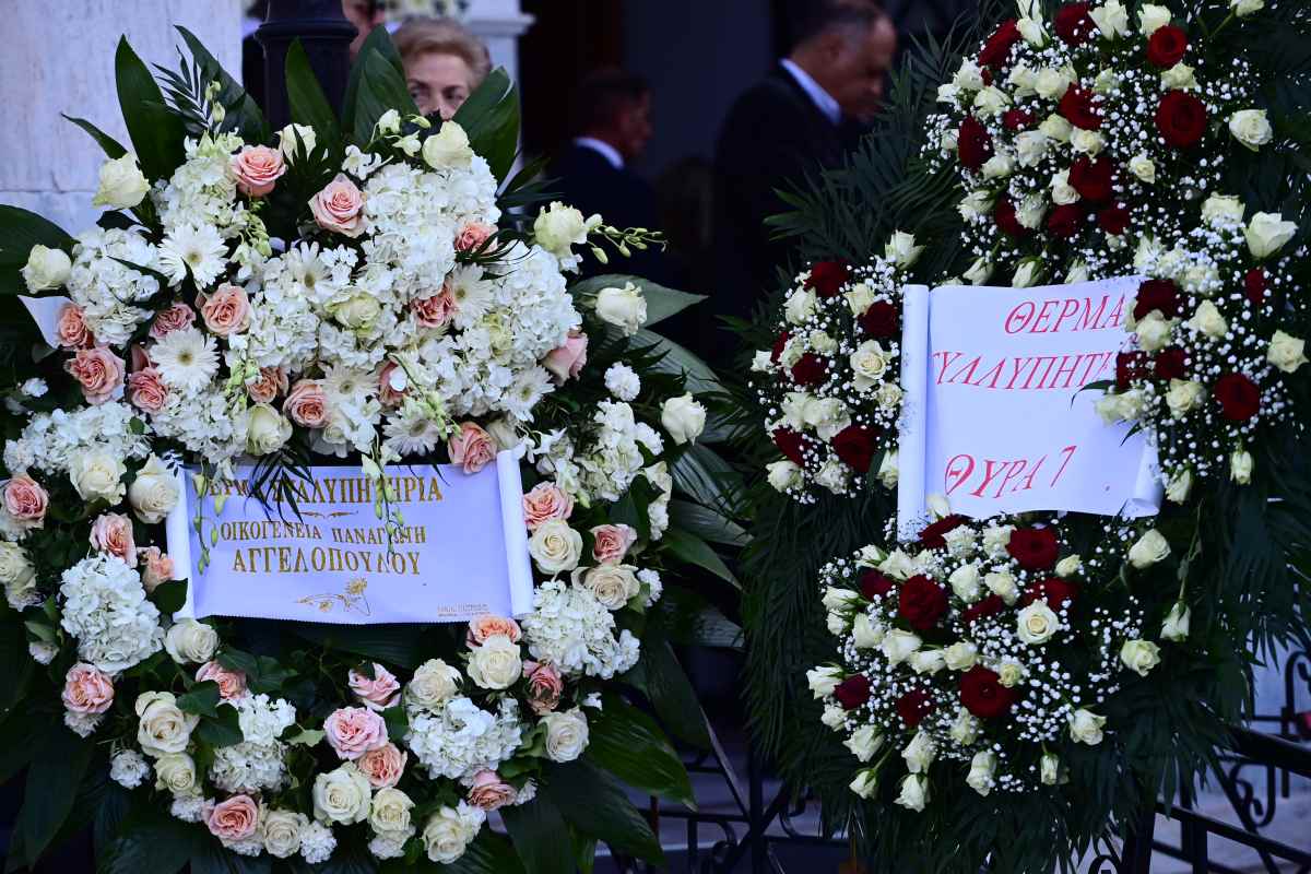 Βαγγέλης Μαρινάκης: Σε κλίμα συγκίνησης η κηδεία της μητέρας του, Ειρήνης (Φωτογραφίες)