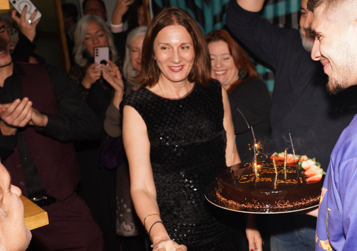 Έχοντας δίπλα της τους αγαπημένους της ανθρώπους η Έλενα Καρακούλη σβήνει τα κεριά της τούρτας της