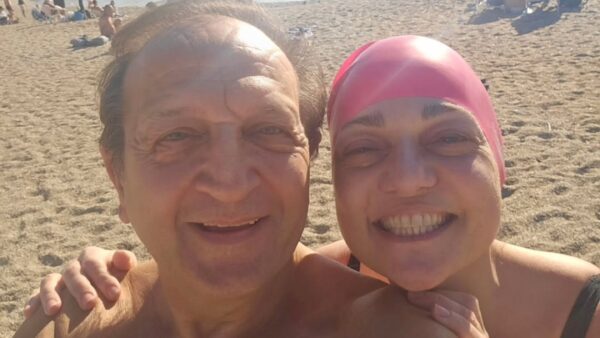 Ο Σπύρος Μπιμπίλας και η Ελένη Καρακάση στη θάλασσα