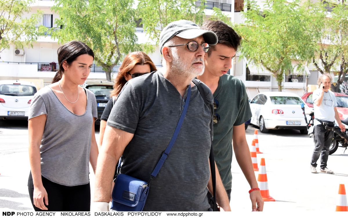 Ο Θάνος Μικρούτσικος με τον γιο του, Στέργιο και την κόρη του, Αλεξάνδρα