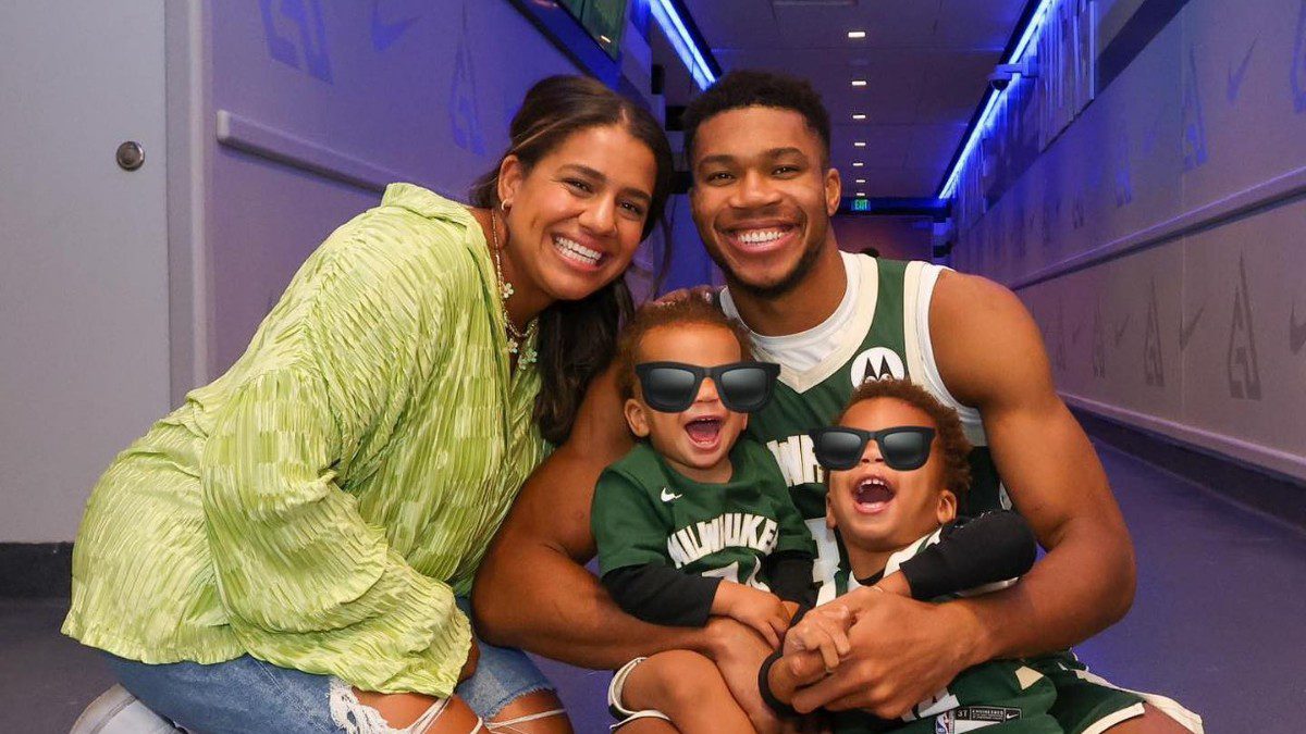 Ο Αντετοκούνμπο με την οικογένειά του