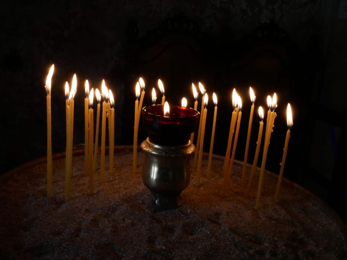 αναμμένα κεριά εκκλησία