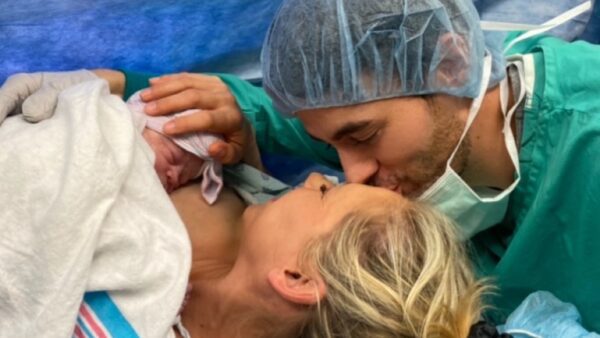 Ο Ενρίκε Ινγκλέσιαζ και η Άννα Κουρνίκοβα στο μαιευτήριο