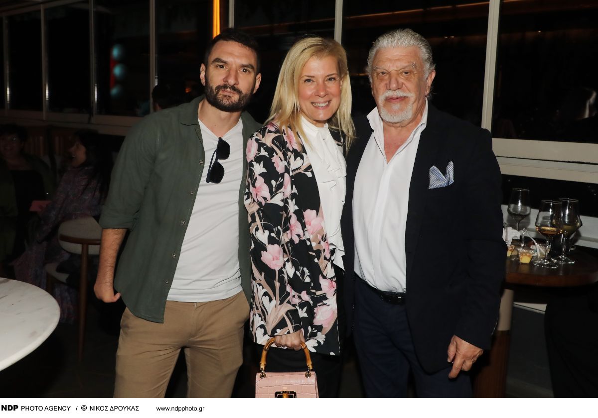 Ο Γιάννης Βούρος και η Λένα Κώνστα μαζί με τον γιο τους, Στέφανο