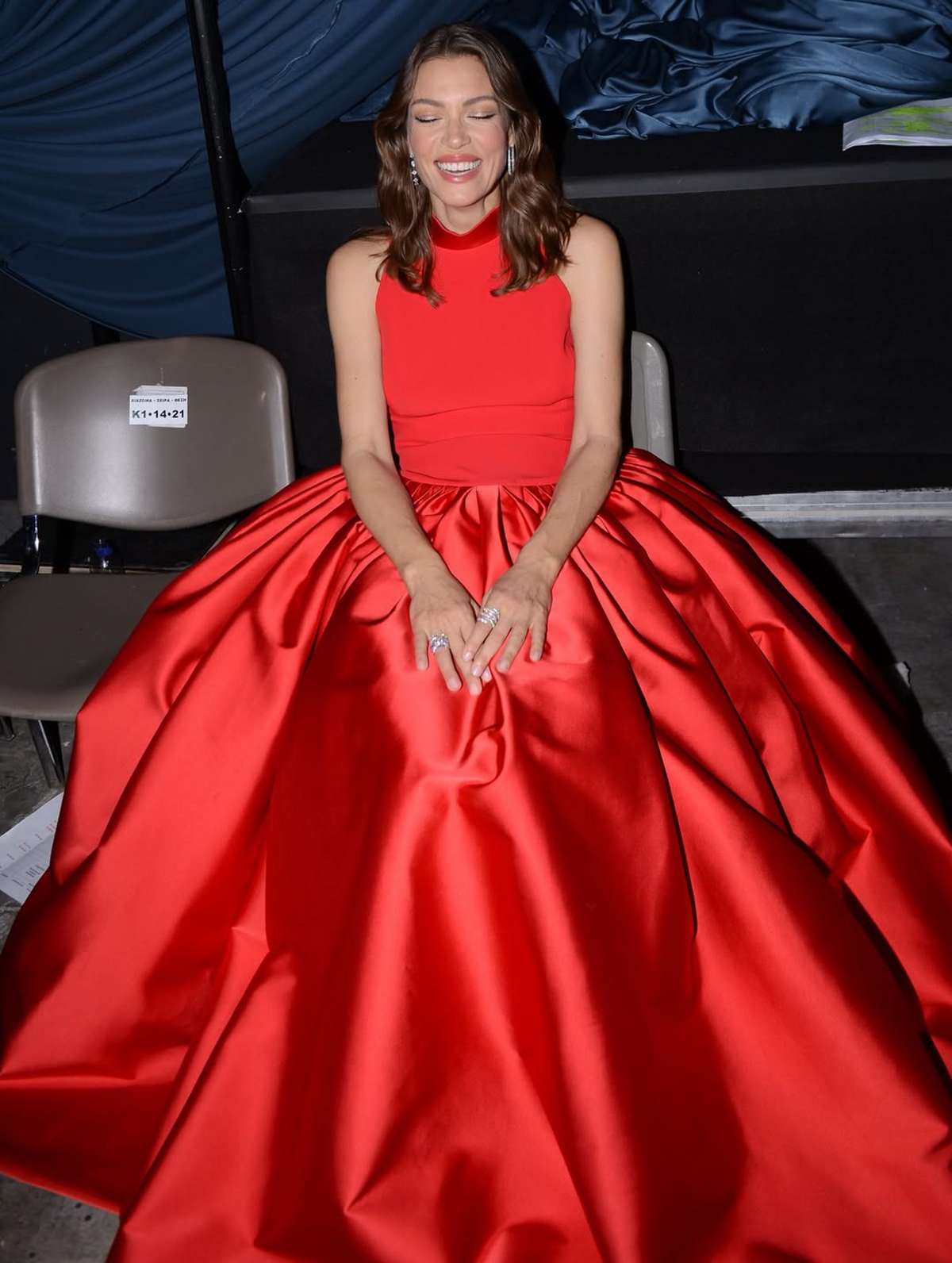 κόκκινο φόρεμα φοράει η Βίκυ Καγιά