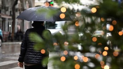 μια γυναίκα κρατάει ομπρέλα