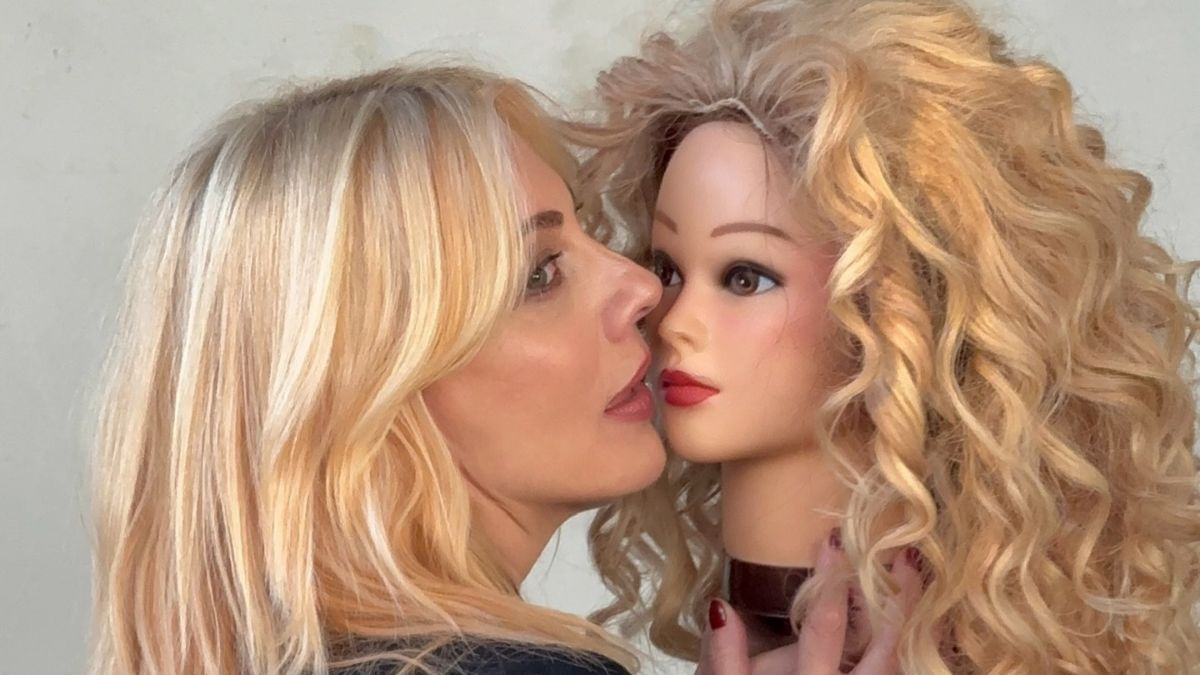 Η Καρύδη αγκαλιά με την περούκα της Ντάλιας