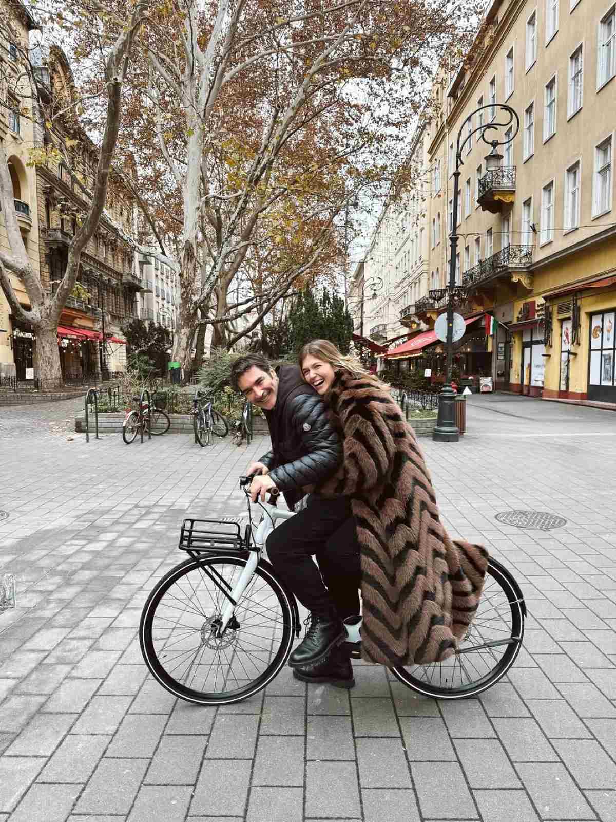 Η Κλέλια Ανδριολάτου και ο Χριστόφορος Παπακαλιάτης backstage Maestro