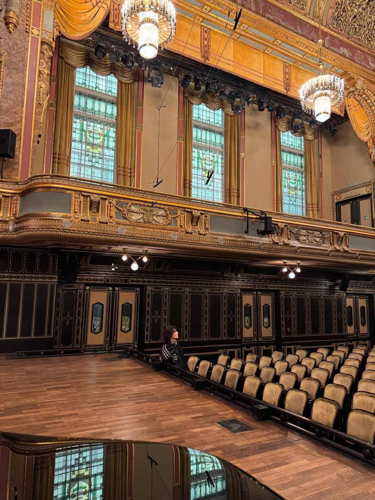 Η Κλέλια Ανδριολάτου και ο Χριστόφορος Παπακαλιάτης backstage Maestro