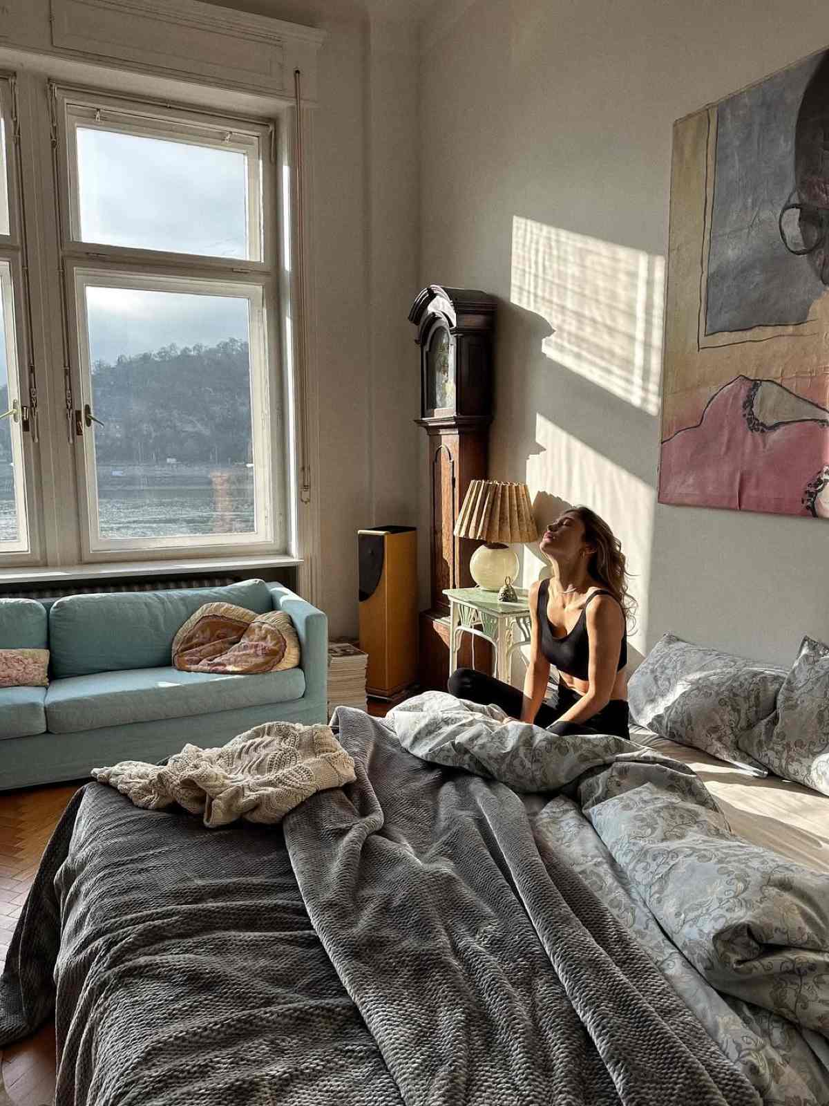 Η Κλέλια Ανδριολάτου και ο Χριστόφορος Παπακαλιάτης backstage Maestro