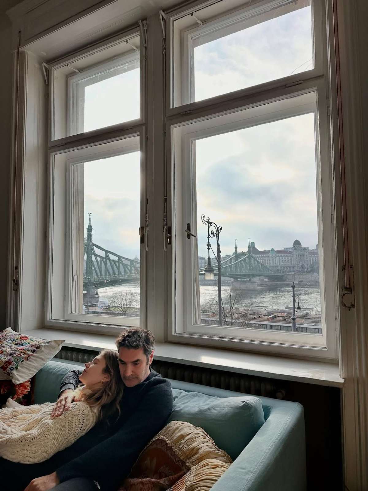 Η Κλέλια Ανδριολάτου και ο Χριστόφορος Παπακαλιάτης backstage Maestro