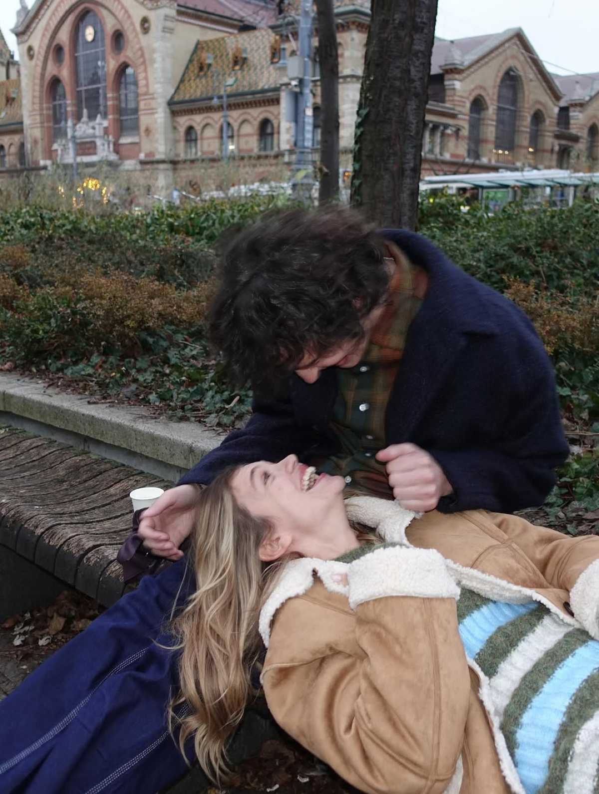 Η Κλέλια Ανδριολάτου και ο Χριστόφορος Παπακαλιάτης backstage Maestro