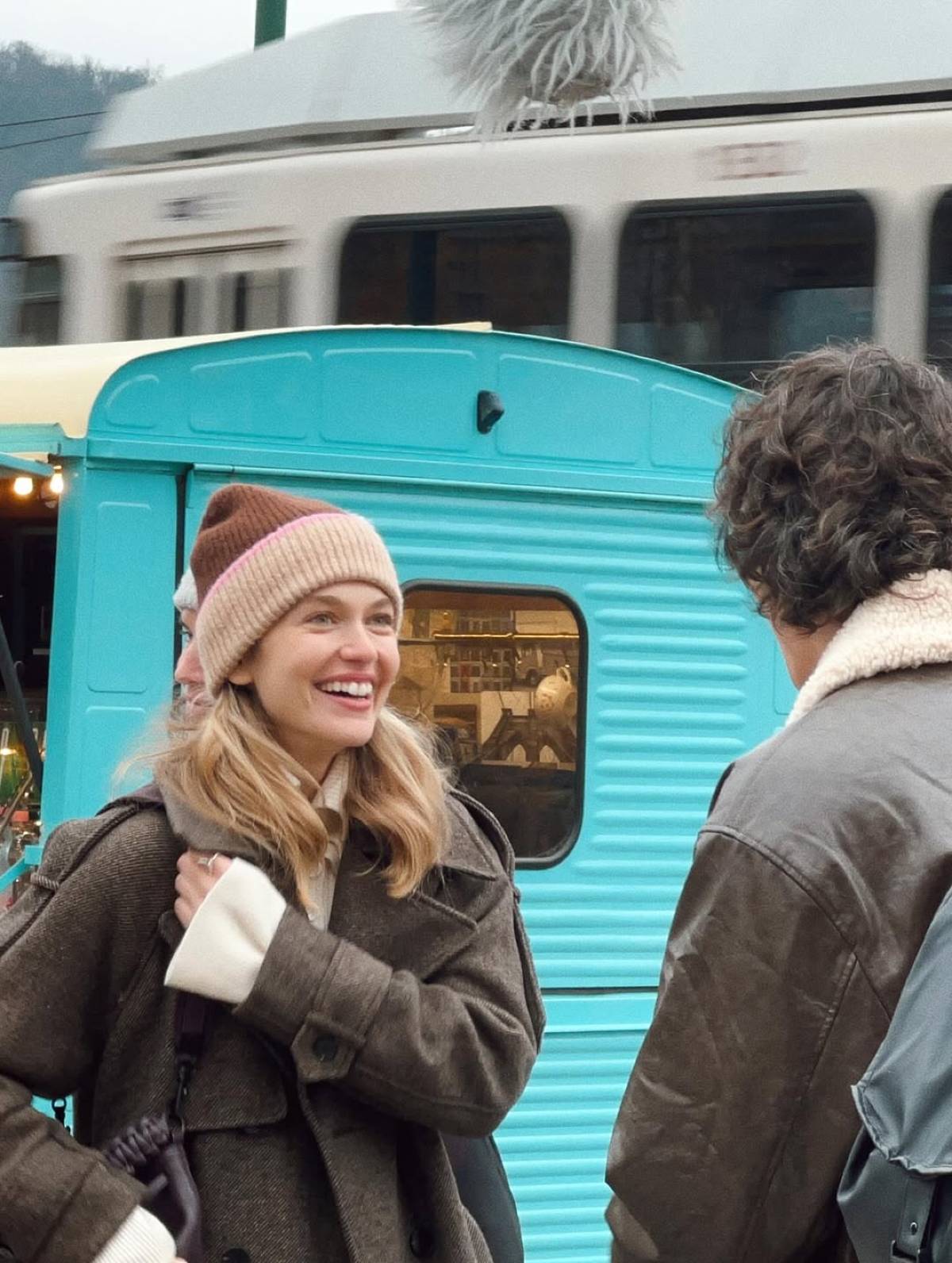 Η Κλέλια Ανδριολάτου και ο Χριστόφορος Παπακαλιάτης backstage Maestro