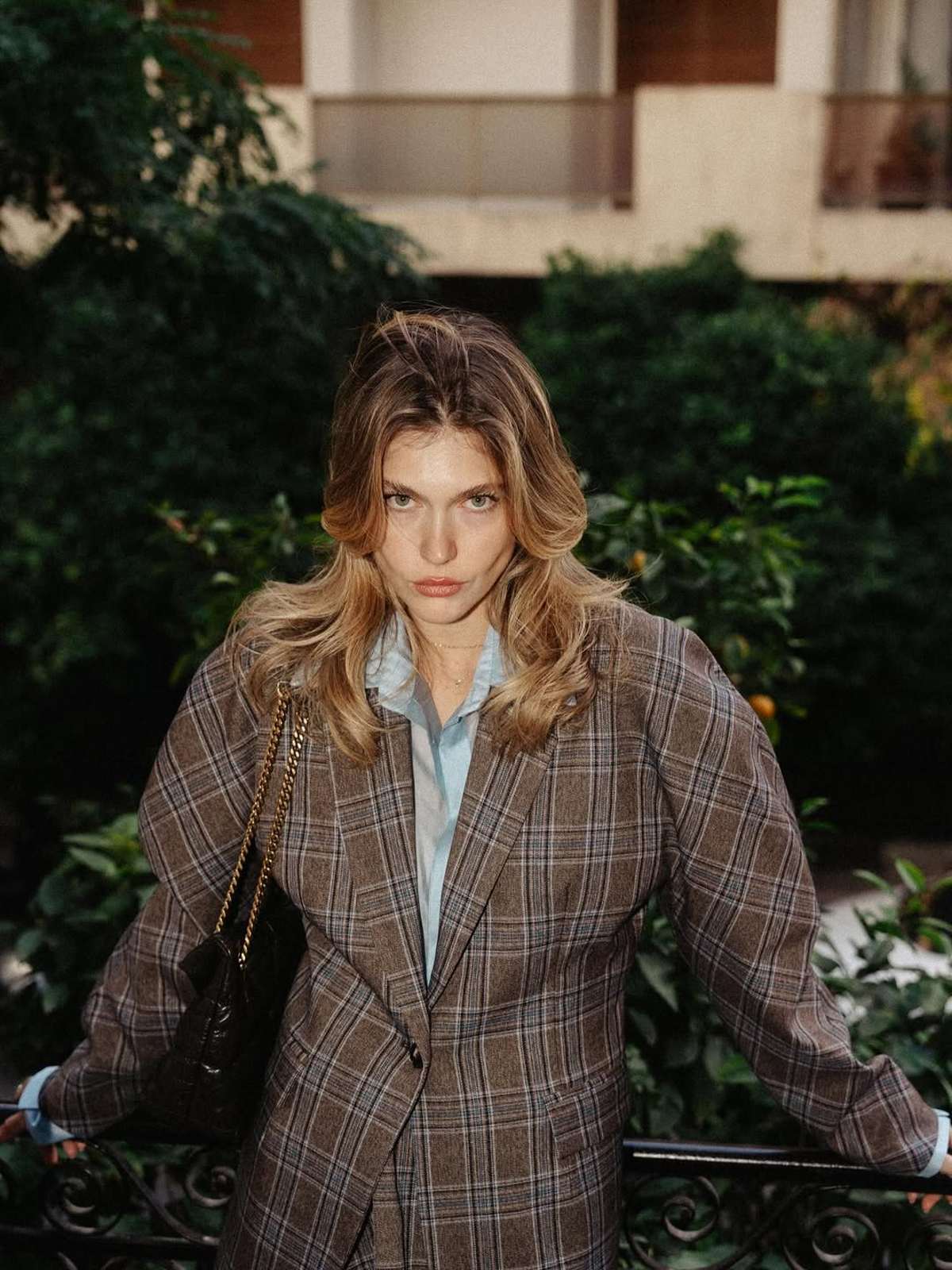 Η Κλέλια Ανδριολάτου με καρό κοστούμι