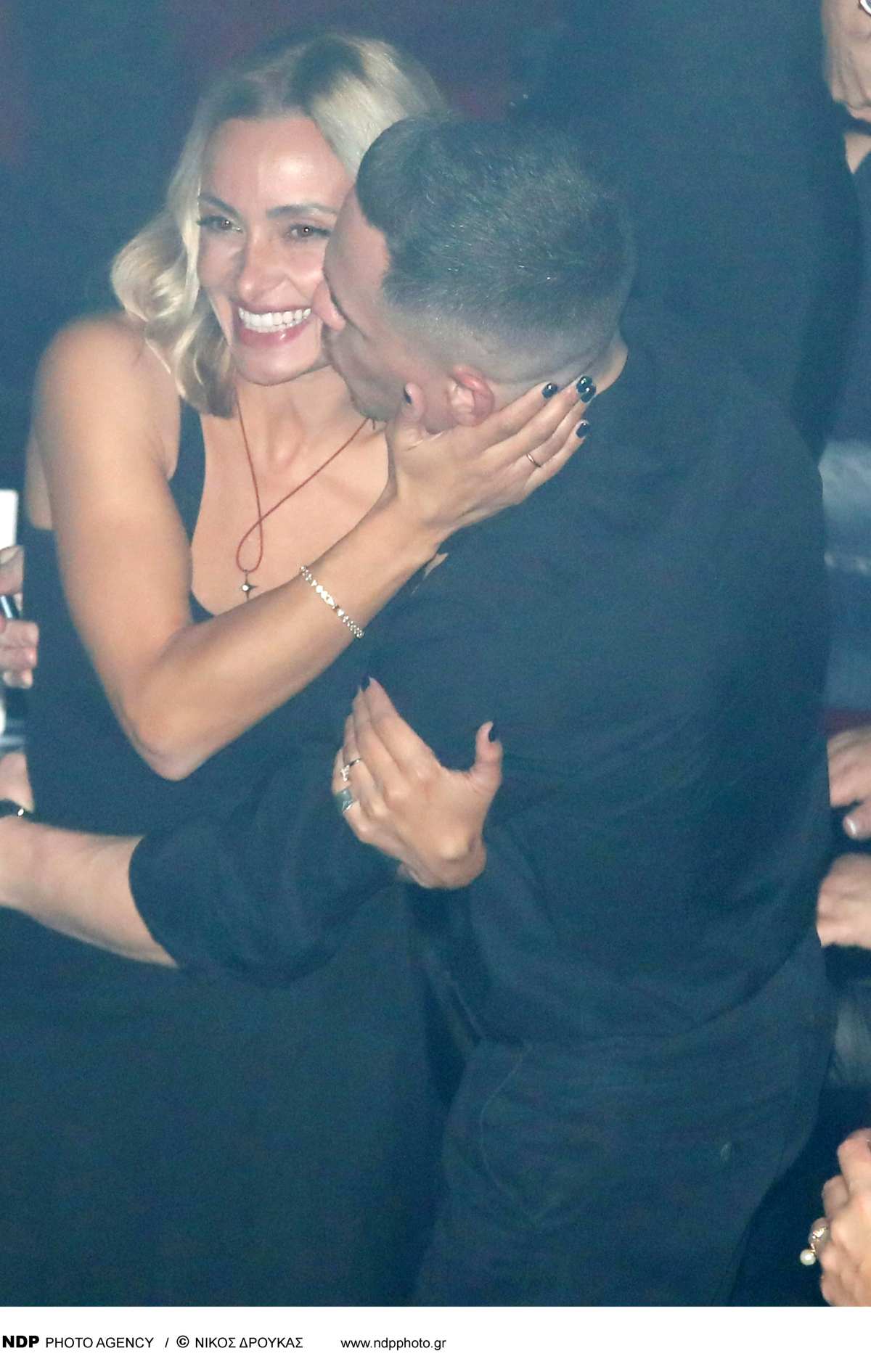 Ο Λευτέρης Πετρούνιας και η Βασιλική Μιλλούση στο πάρτι γενεθλίων του στα μπουζούκια με τον Χρήστο Μάστορα