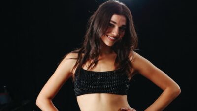 Η Μελίνα Νικολαΐδη με το πανωφόρι της σεζόν