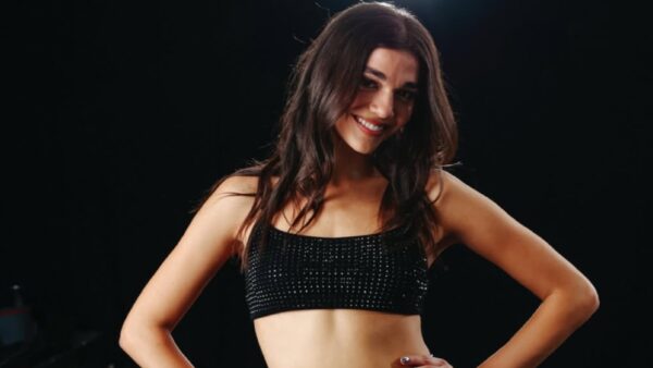 Η Μελίνα Νικολαΐδη με το πανωφόρι της σεζόν