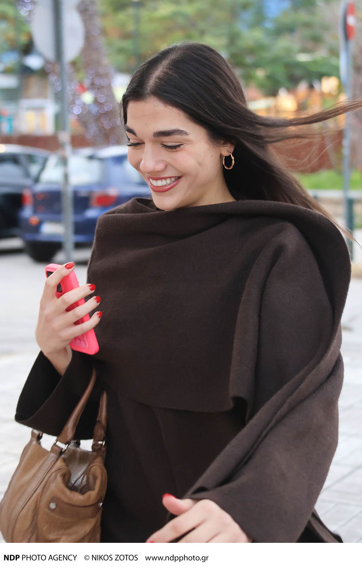 Η Μελίνα Νικολαΐδη με καφέ πανωφόρι