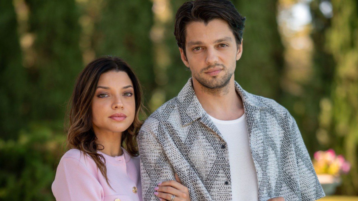 Να μ'αγαπάς Εβίτα Χάρης