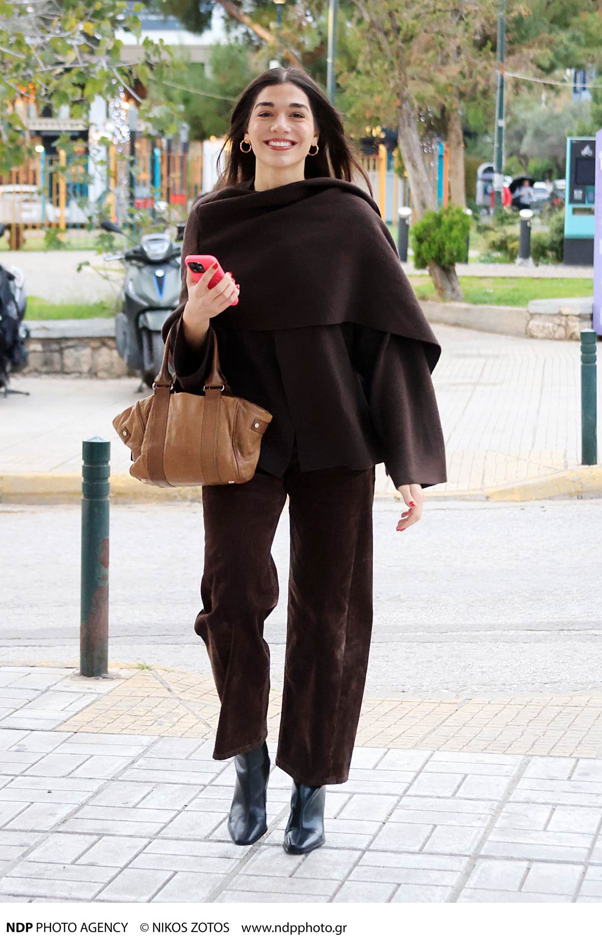 Η Μελίνα Νικολαΐδη με καφέ πανωφόρι