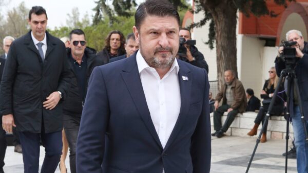 Ο Νίκος Χαρδαλιάς στη κηδεία του πατέρα του