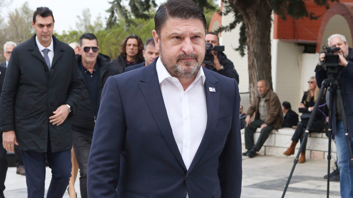 Ο Νίκος Χαρδαλιάς στη κηδεία του πατέρα του