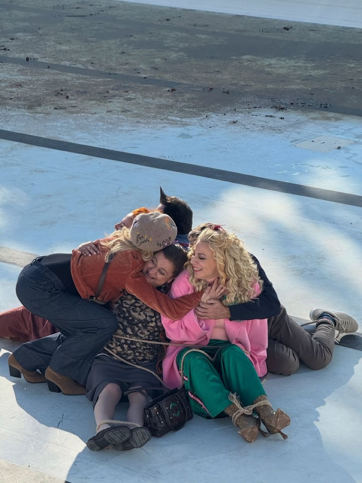 Η αγκαλιά των πρωταγωνιστών στο Παρά Πέντε