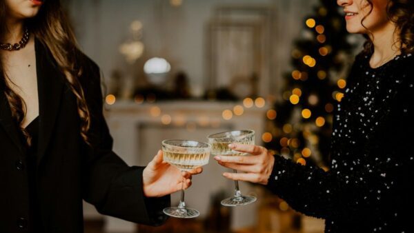 δυο κοπέλες τσουγκρίζουν τα ποτήρια τους