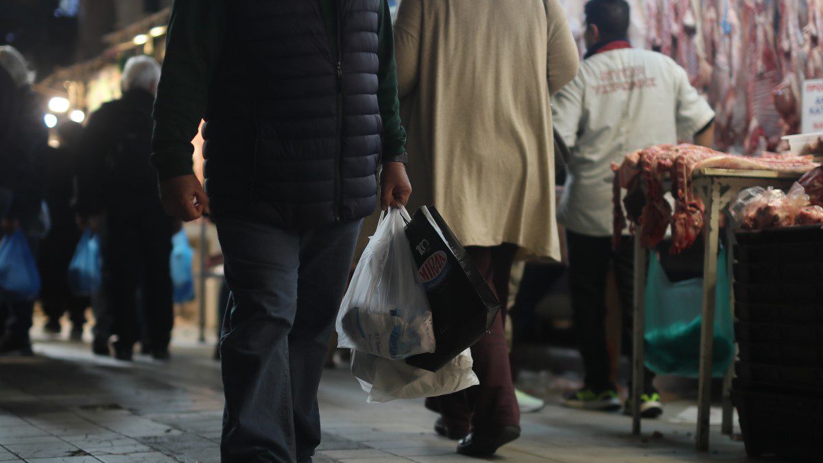 ένας άνθρωπος ψωνίζει