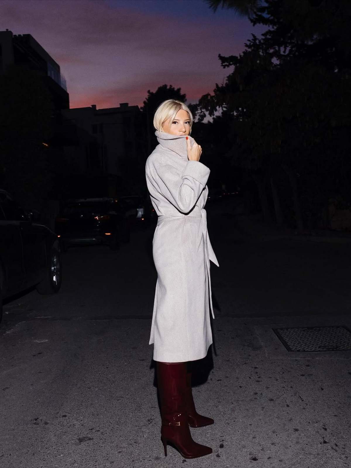 Η Φαίη Σκορδά με μπότες και παλτό