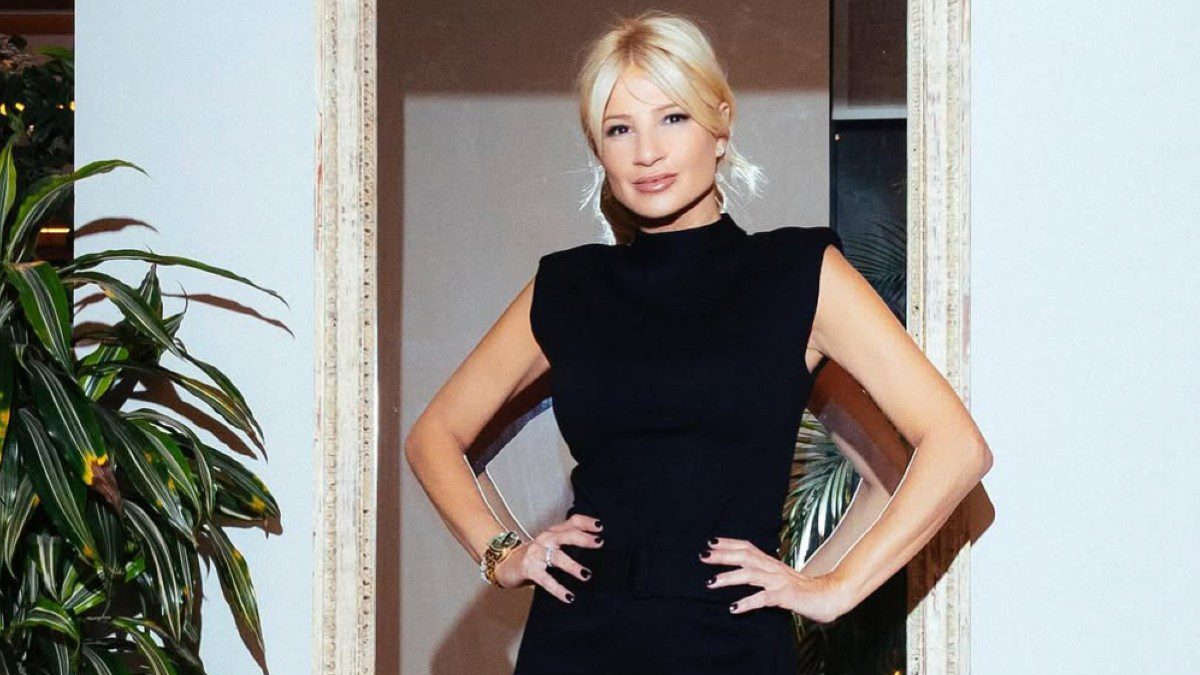 Η Φαίη Σκορδά με μπότες