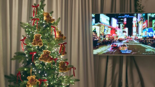 Ένα χρστουγεννιάτικο δέντρο και μία τηλεόραση