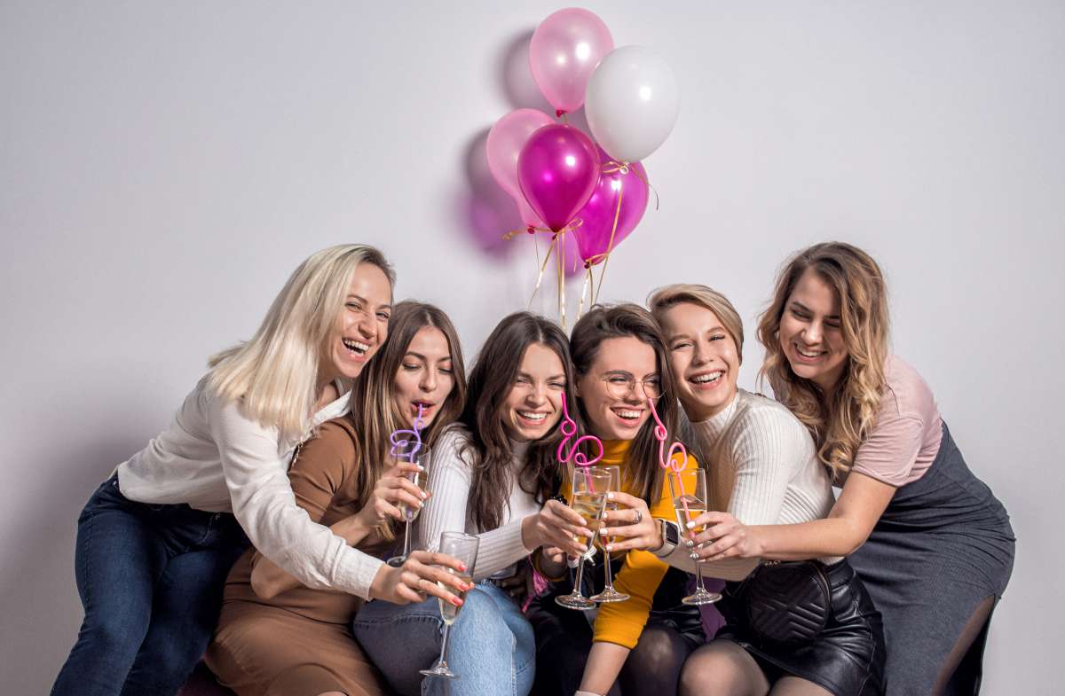 Ενήλικες διασκεδάζουν