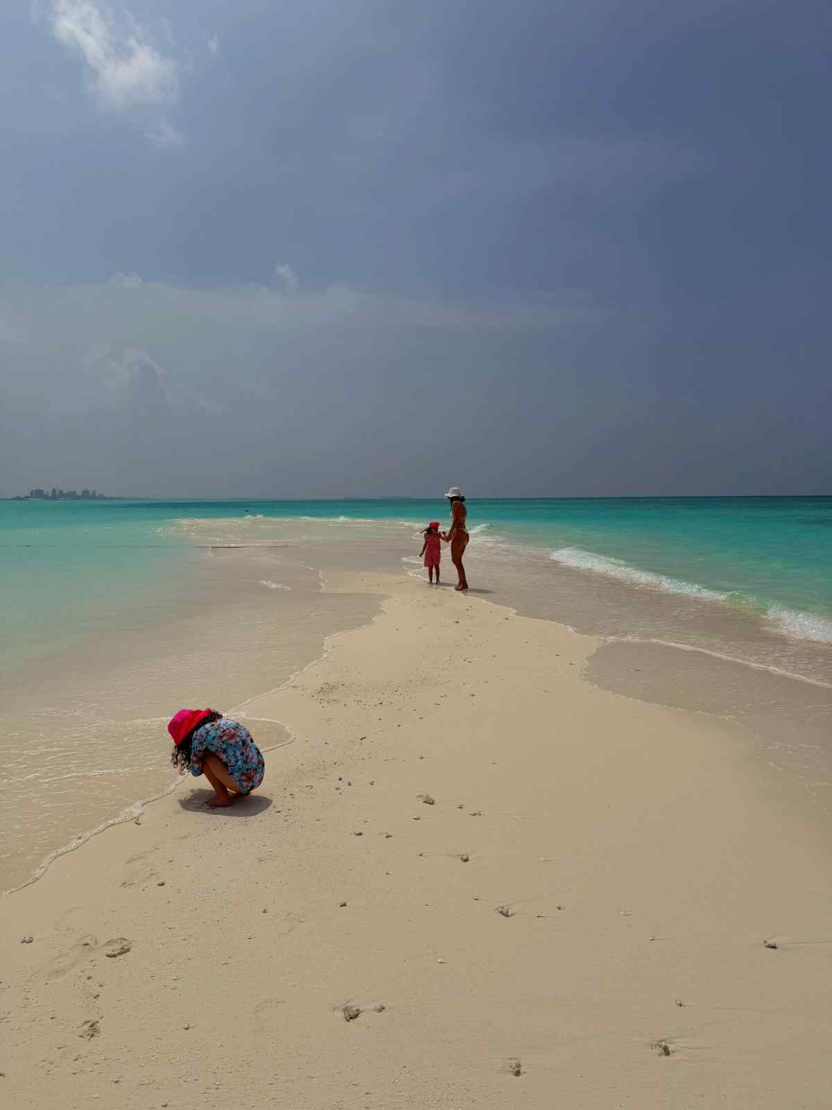 Η Χριστίνα Μπόμπα με τις κόρες τις στις Μαλδίβες