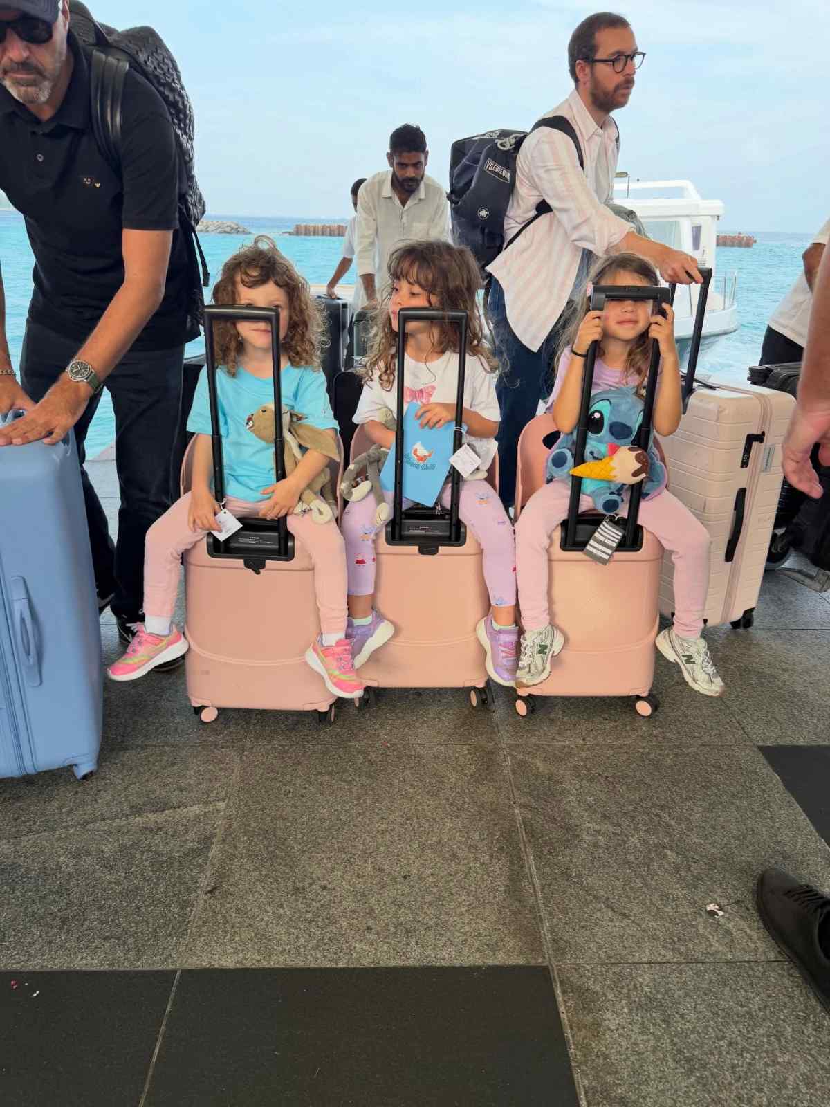 Η Χριστίνα Μπόμπα με τον Σάκη Τανιμανίδη και τις κόρες τους στις Μαλδίβες