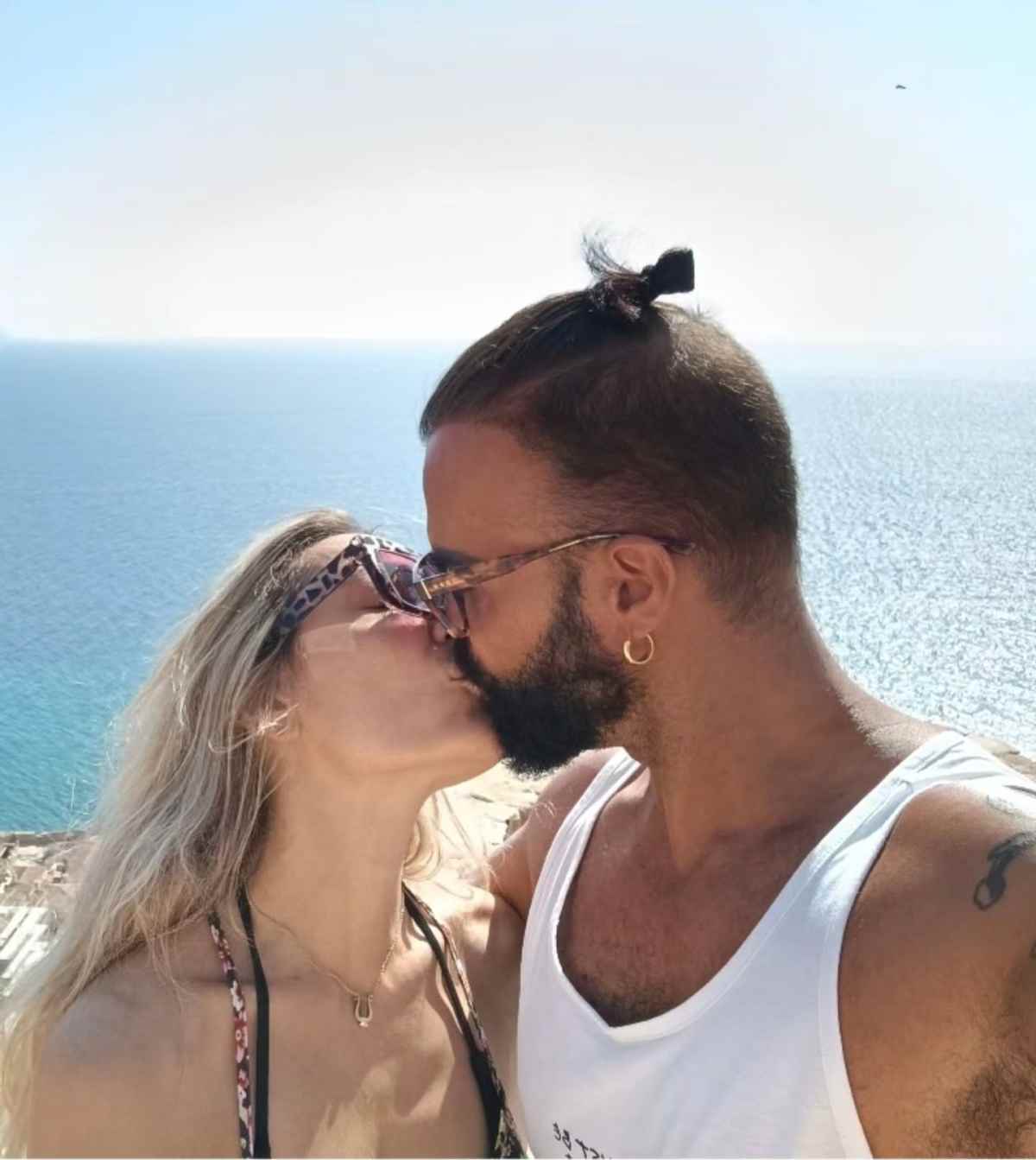 Ο Περικλής Κονδυλάτος με ξανθιά καλλονή