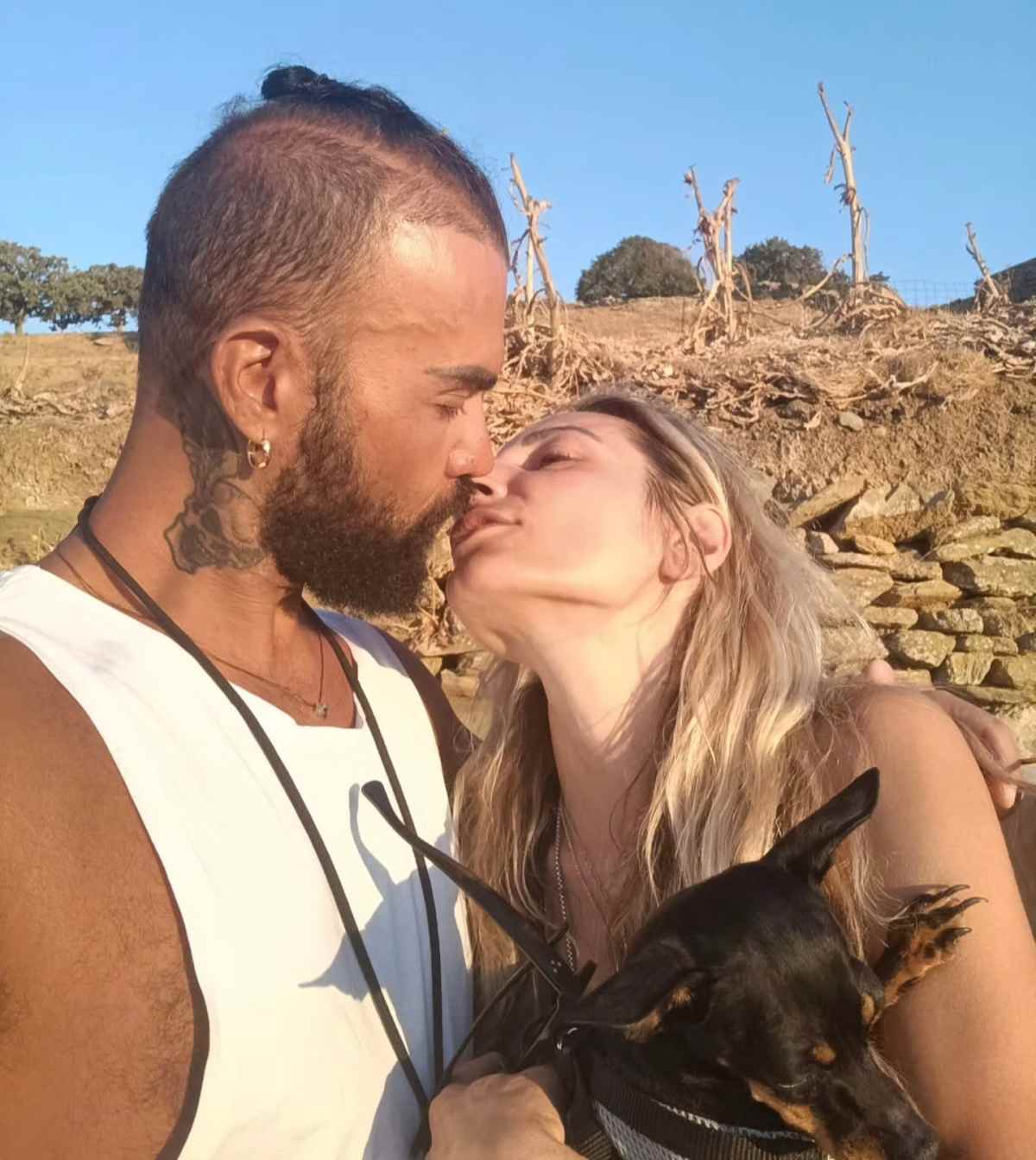 Ο Περικλής Κονδυλάτος με ξανθιά καλλονή