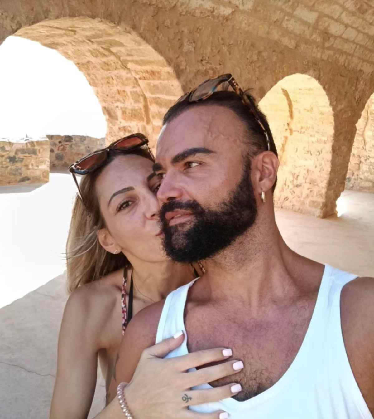 Ο Περικλής Κονδυλάτος με ξανθιά καλλονή