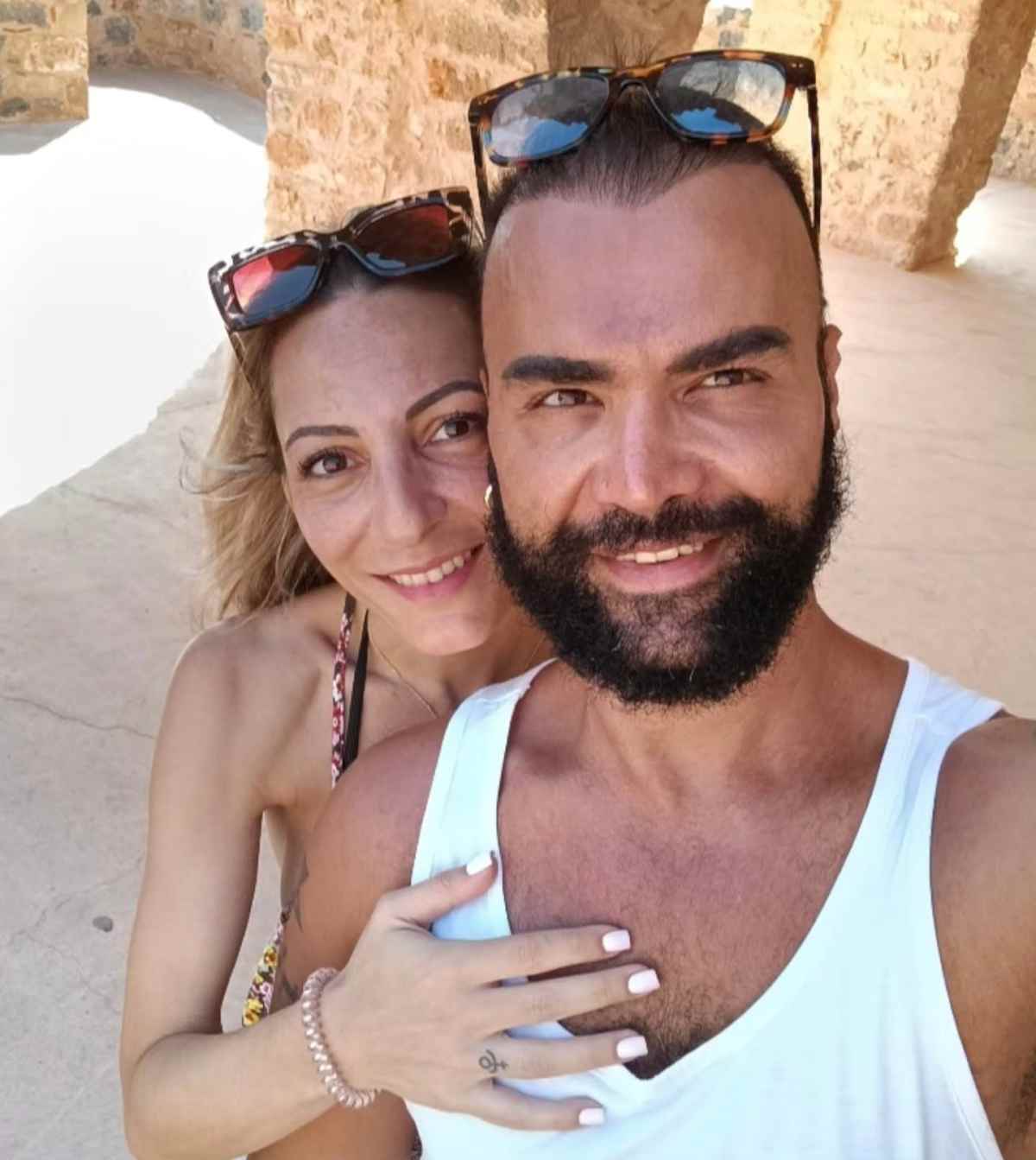 Ο Περικλής Κονδυλάτος με ξανθιά καλλονή