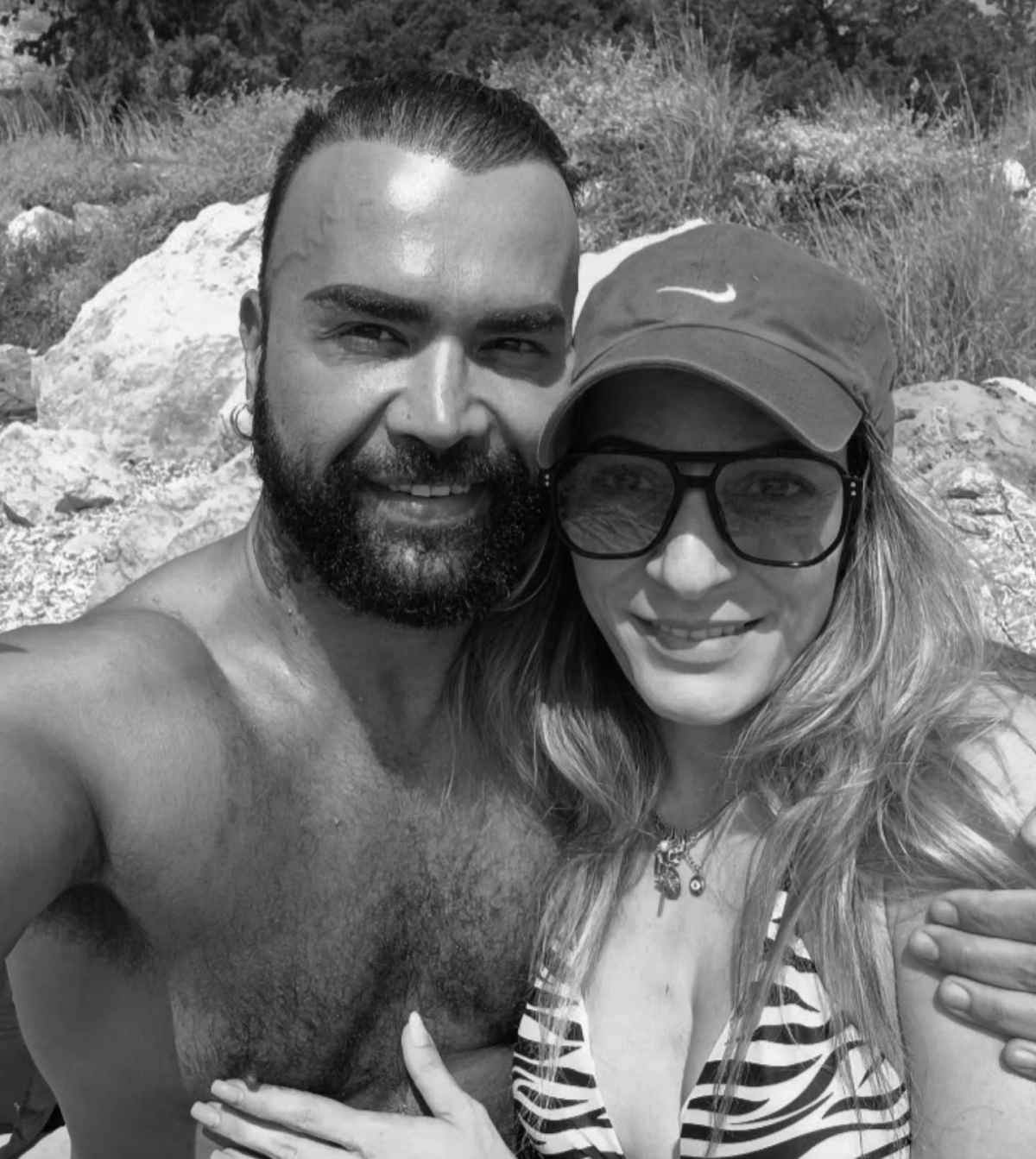 Ο Περικλής Κονδυλάτος με ξανθιά καλλονή