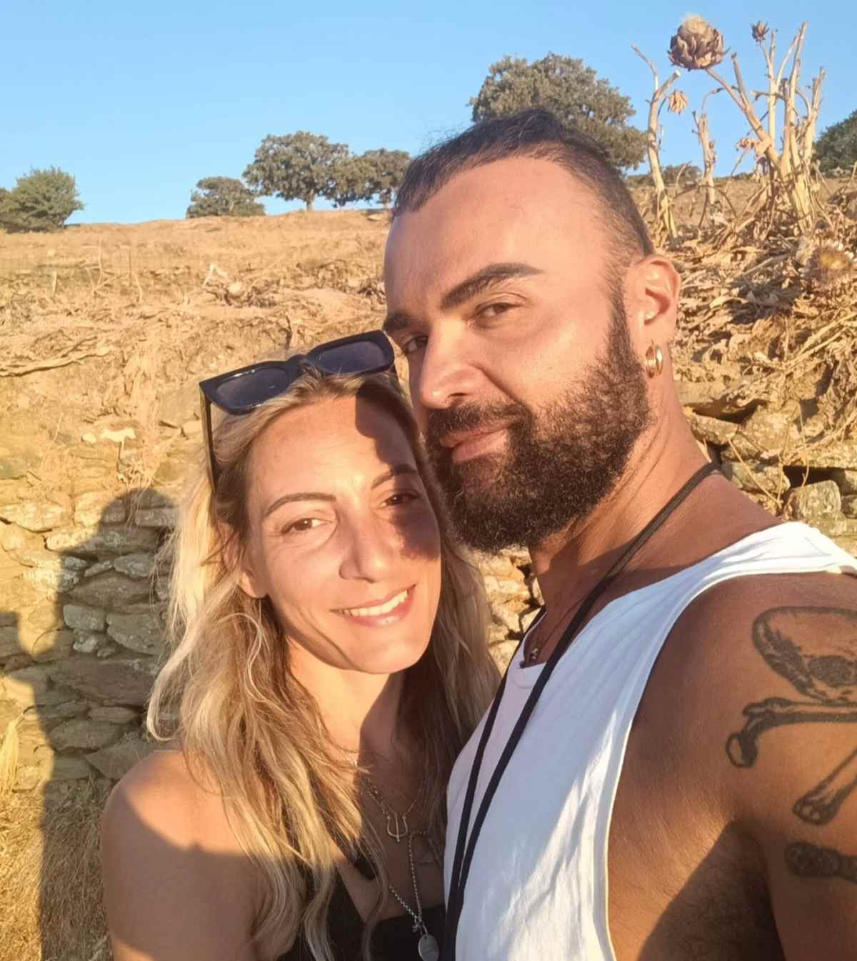 Ο Περικλής Κονδυλάτος με ξανθιά καλλονή