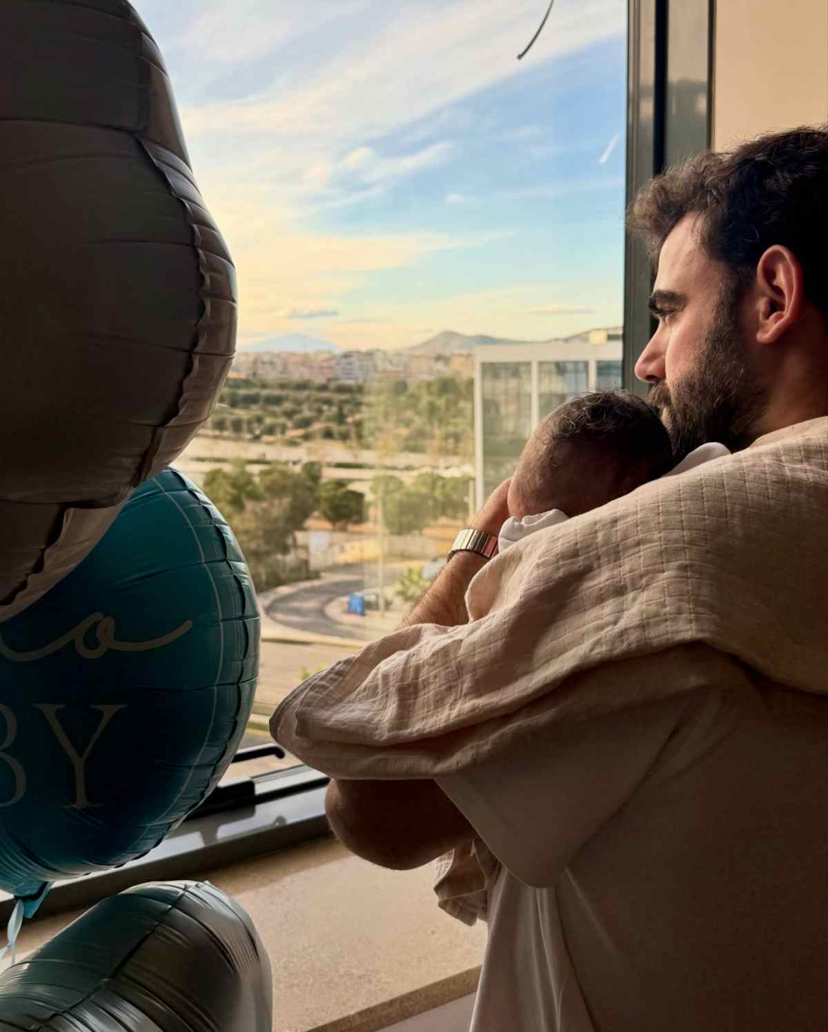 Ο Νίκος Πολυδερόπουλος αγκαλιά με τον γιο του