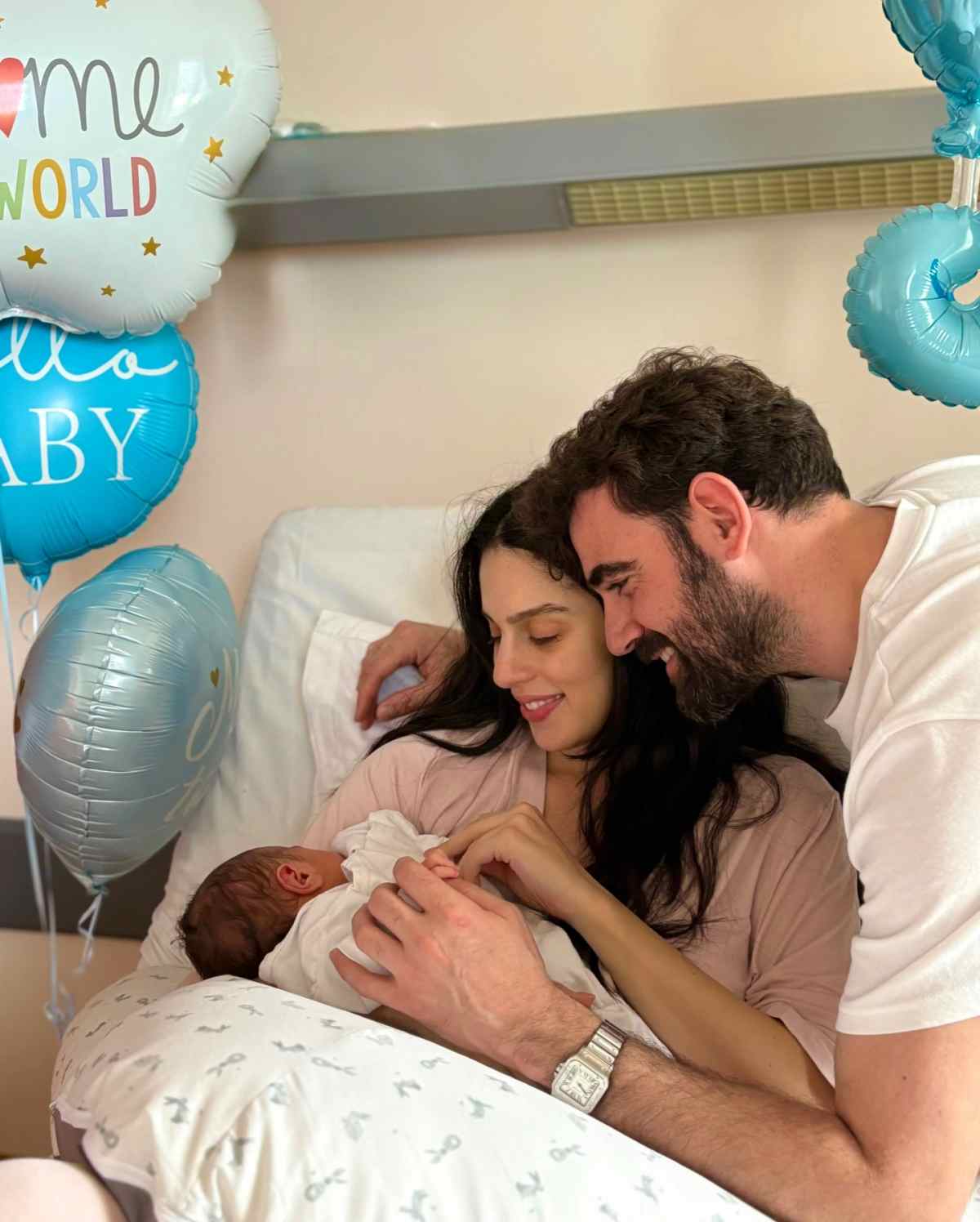 Ο Νίκος Πολυδερόπουλος με τη σύντροφό του και τον γιο τους